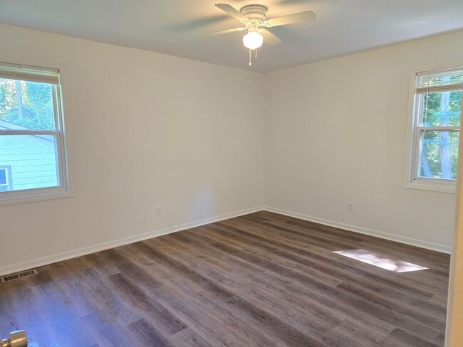 Building Photo - Renovated 3 bed 1.5 bath home located in M...
