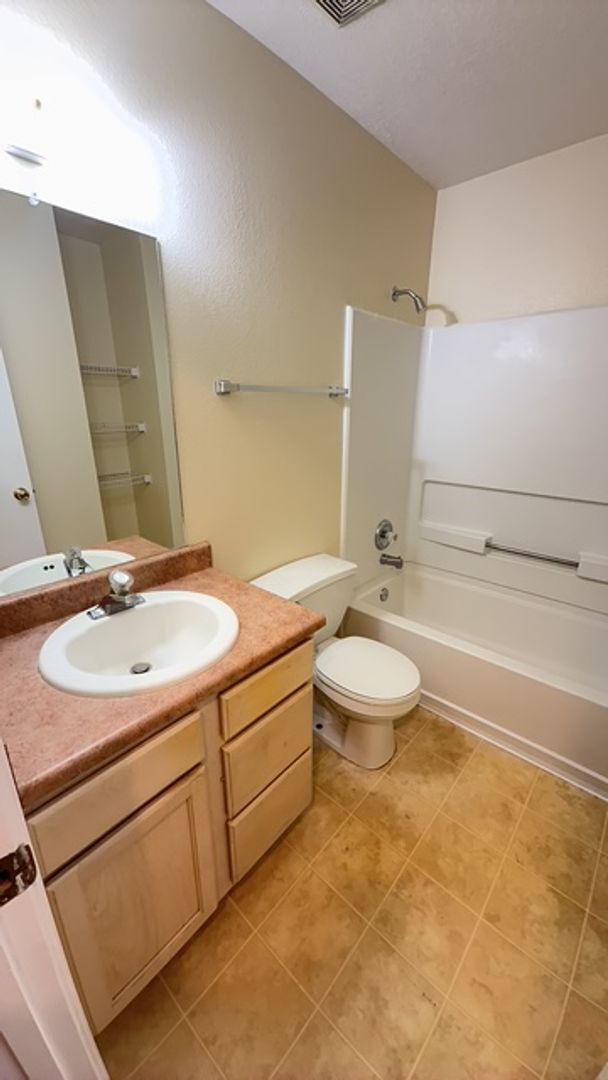 Building Photo - Discover this 3-bedroom, 2-bath home in northwest Albuquerque