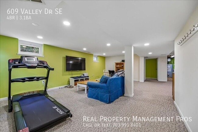 Building Photo - 609 Valley Dr SE