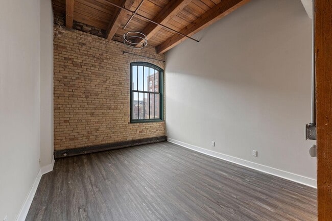 Building Photo - 400 N 1st St