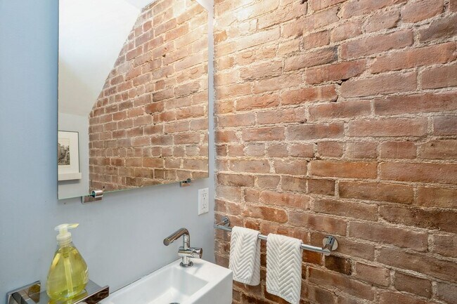 Building Photo - 162 9th St