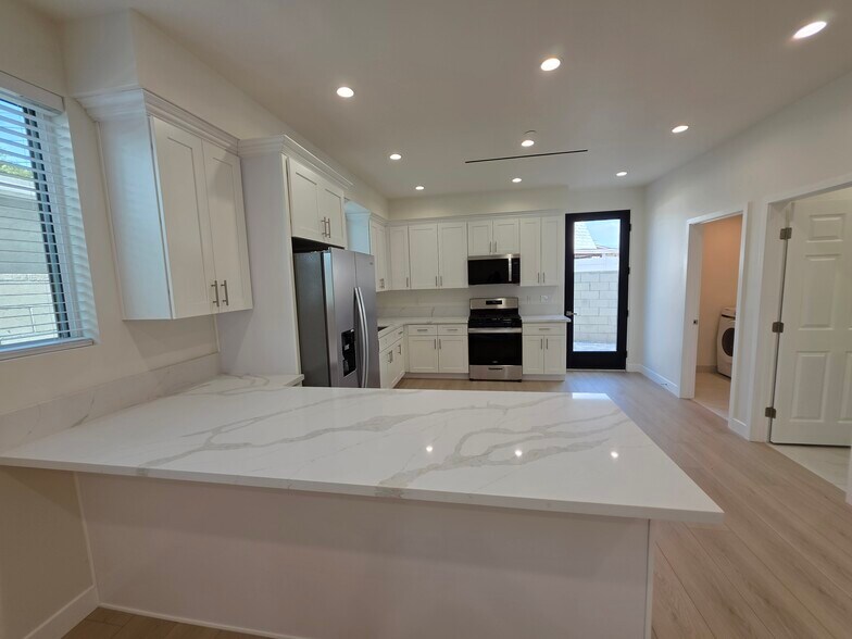 Building Photo - 15533 Tupper St