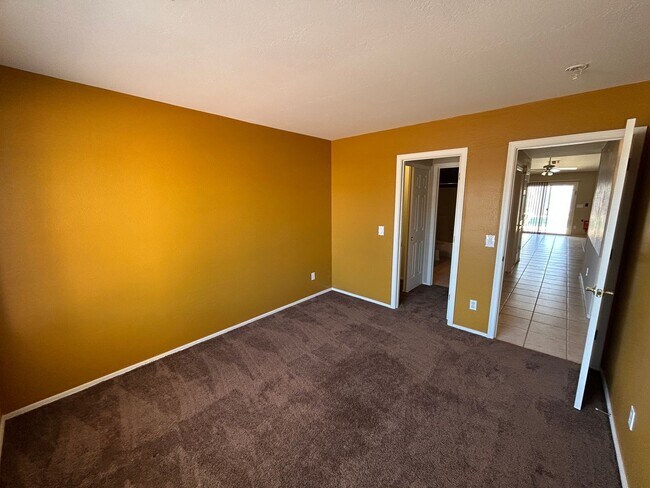 Building Photo - 13444 W Paradise Ln