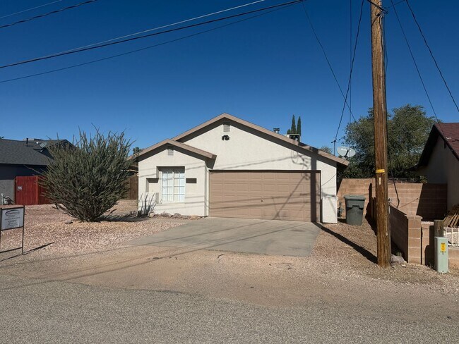 Building Photo - Centrally Located