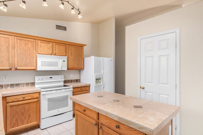 Building Photo - Spacious 3 Bed, 2 Bath Home in Boulder Creek
