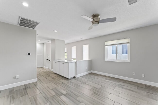 Building Photo - "Spacious 3-Bedroom Retreat with Modern Co...