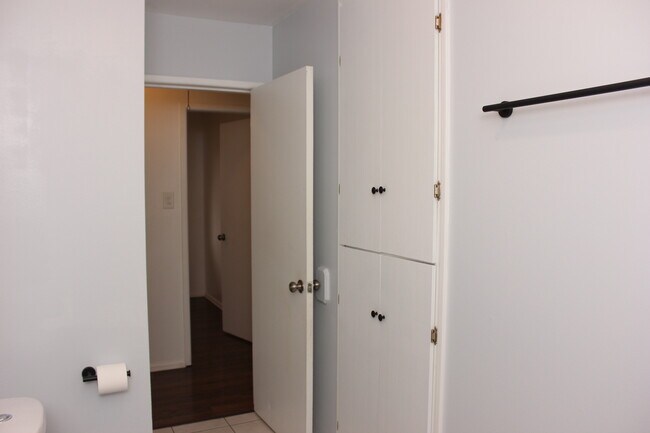 Full Bathroom - 17315 71st Ct