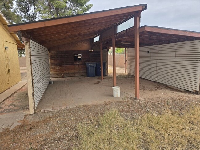 Building Photo - Spacious 3bd/1ba in a HUGE GATED Property!