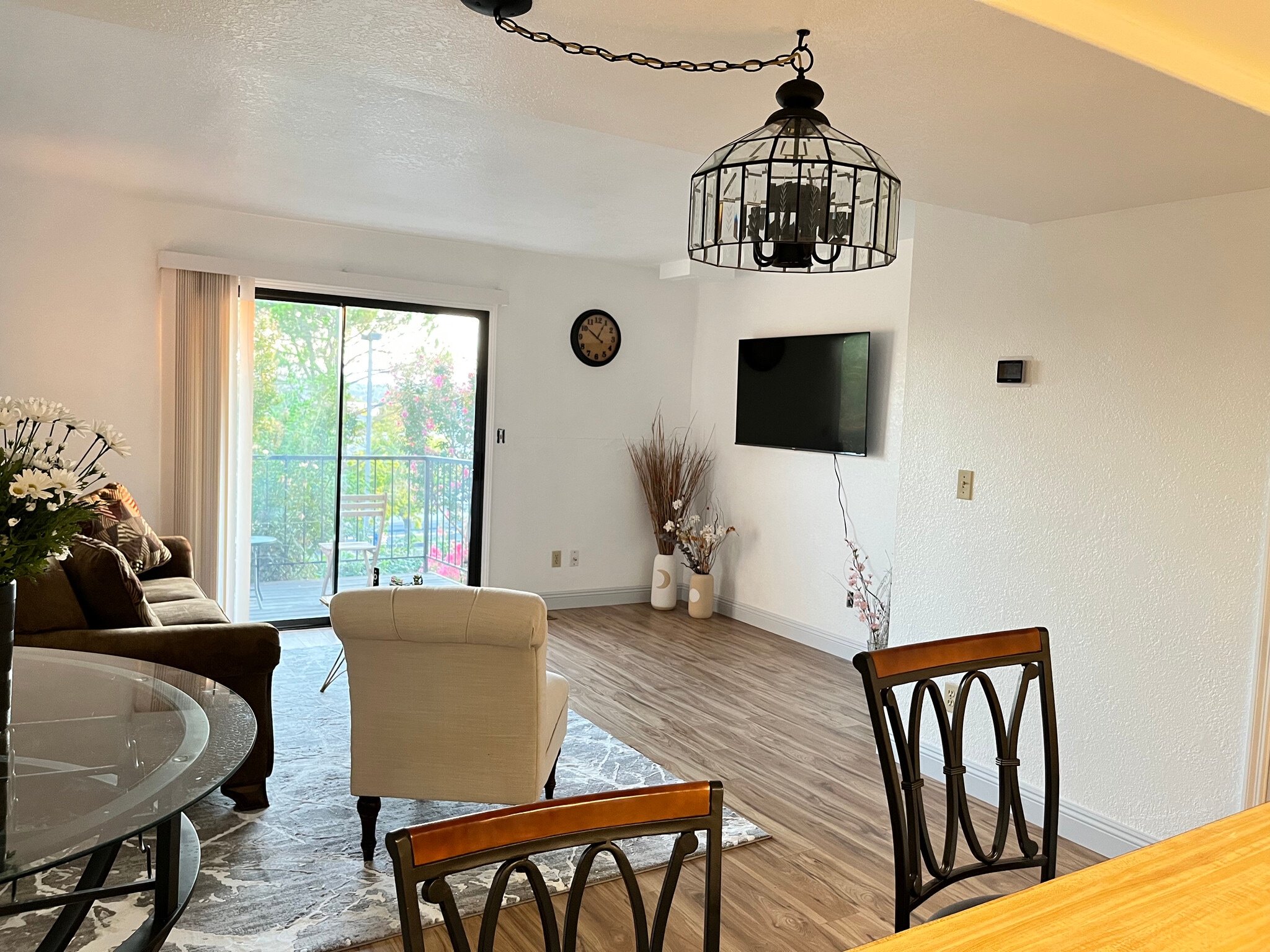 Living room w/ TV - 847 Mission Sierra Ct