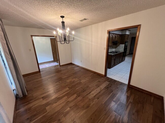 Building Photo - Spacious 4BR Brick Home with Office, Fireplace & Fenced Yard in Parkwood Terrace