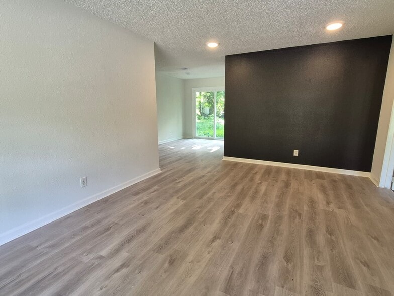Building Photo - 10221 Bretton Dr