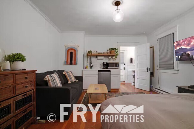 Building Photo - Classic Bungalow in Amazing Location