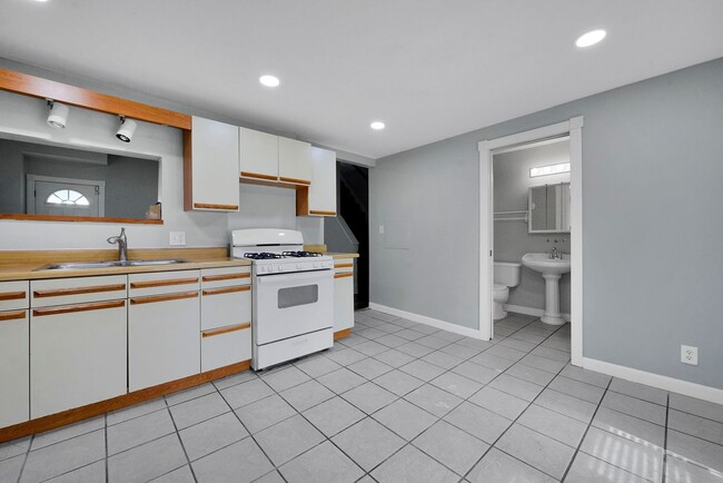 Building Photo - Charming Two-Bedroom, Two-Bath Home in Col...