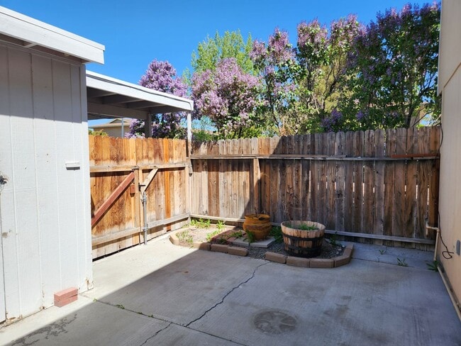 Building Photo - 2 Bedroom Townhouse With Great Freeway Access
