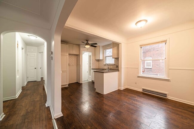 Building Photo - $1295- 4 Bed / 1.0 Bath Newly Renovated Ho...