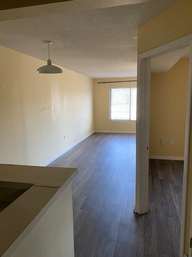 Building Photo - 1600 Park Cir