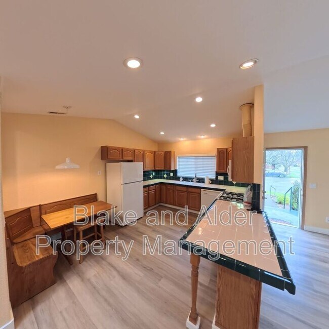 Building Photo - 720 Portland Ave