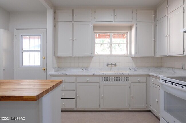 Building Photo - 3941 E Louis Ln