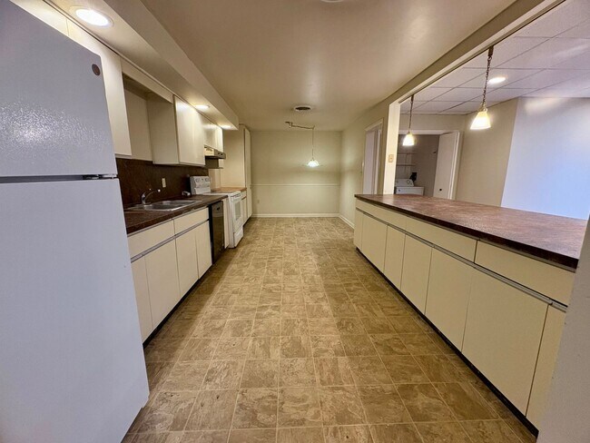 Building Photo - 1325 W Poplar St