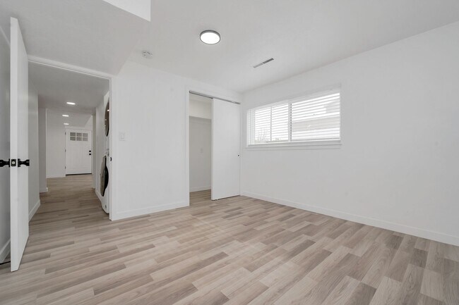 Building Photo - 2642-2642 S 800 E