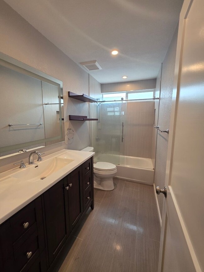 Building Photo - 2 Story 2bd/1.5ba  Townhouse near Commute ...
