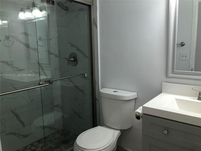 Building Photo - 905 Brickell Bay Dr