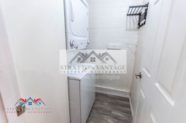 Building Photo - 1828 W Tuckey Ln