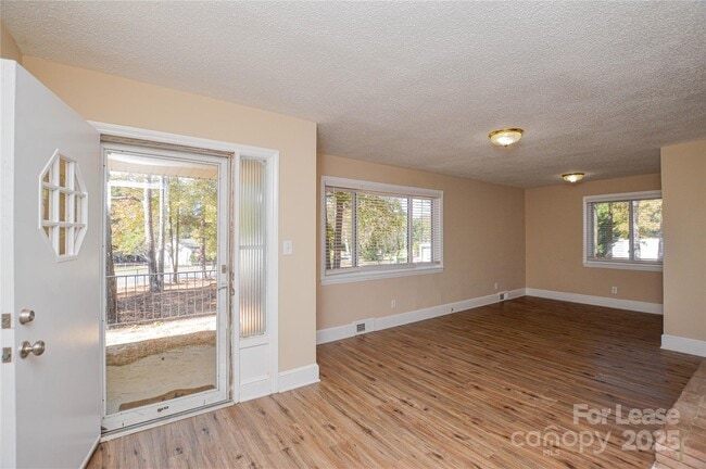 Building Photo - 2511 Woodstar Rd