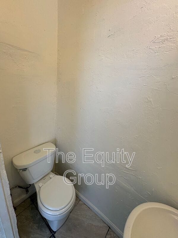 Building Photo - 326 S L St