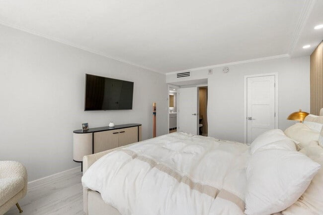 Building Photo - 2030 S Ocean Dr