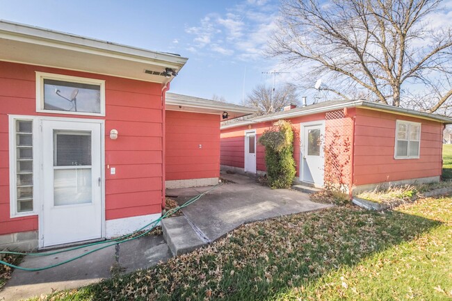 Building Photo - 3 Bedroom 2 Bath Home for Rent Indianola, ...