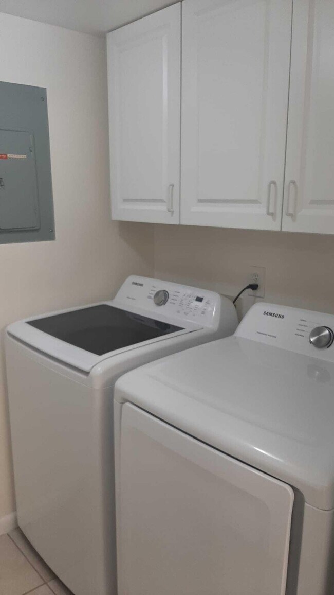 Building Photo - 5990 Pine Cone Ct