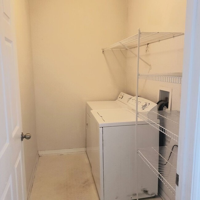 Building Photo - Very nice 2bed/1bath condo on 2nd floor in gated Enclave at Richmond place in New Tampa!