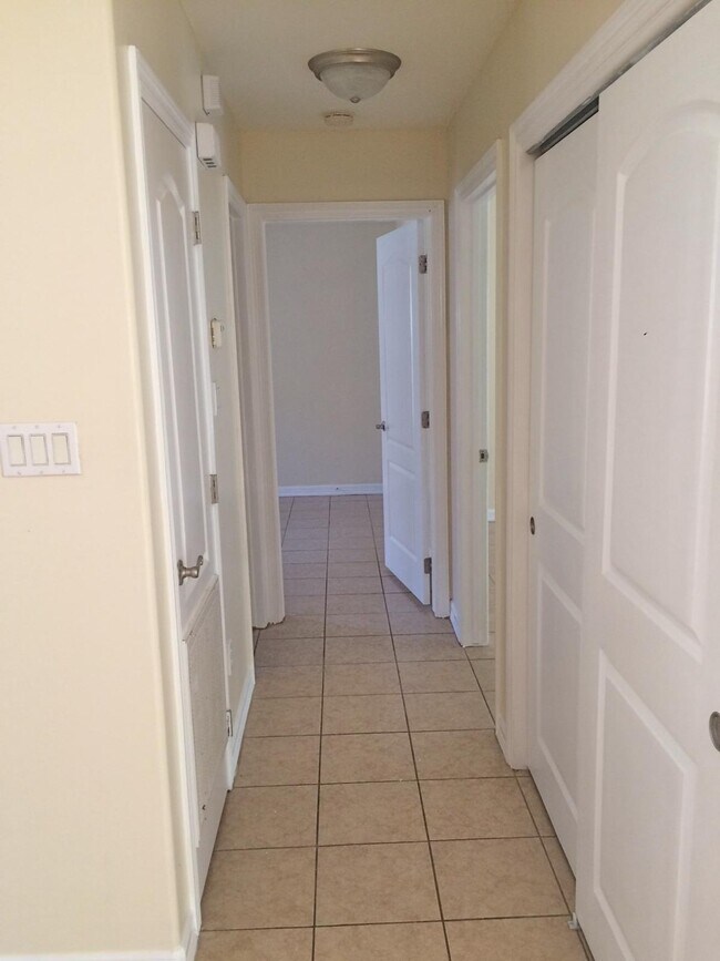 Building Photo - 1205 S Palm Dr