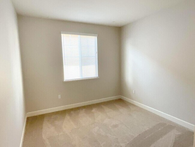 Building Photo - 4807 Valerio St