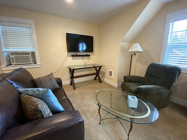 Building Photo - Furnished ADU in Multnomah Village on Quie...