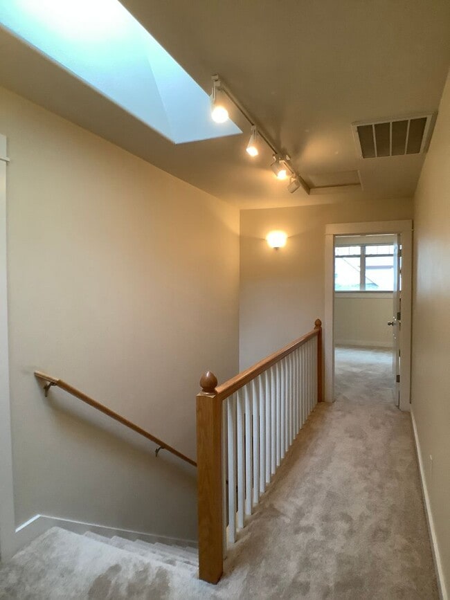 Building Photo - Three bed home with Den/Office in beautifu...