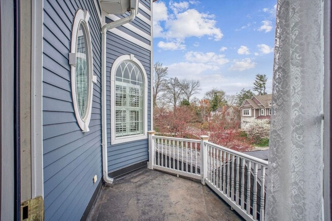 Building Photo - Stunning and Spacious Single Family Home S...