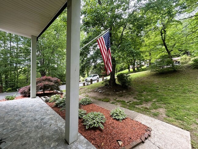 Building Photo - Charming Split-Level Home with Spacious Yard & Modern Updates – Ideal Location!