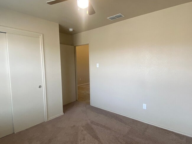 Building Photo - 3 Bedroom Conveniently Located