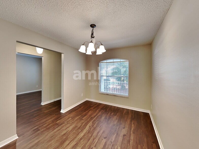 Building Photo - 1913 Southern Oak Loop