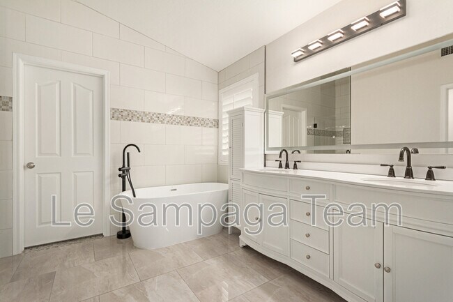 Building Photo - 1448 N Saddle St