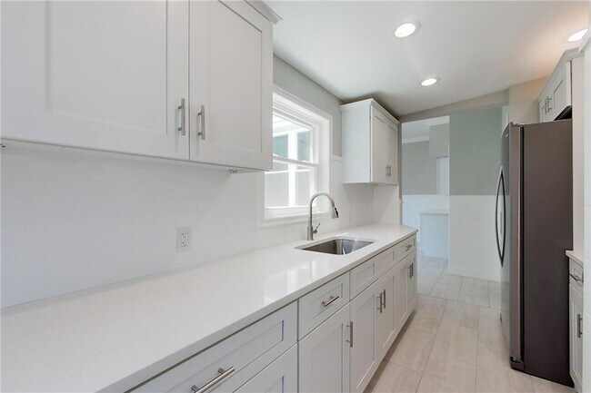 Building Photo - 41 Almy St