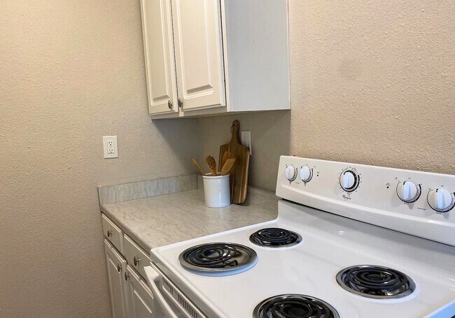 Building Photo - 301-307 N Gladstone Blvd - 307-32