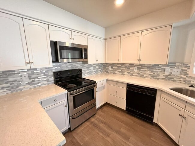 Building Photo - 1247 E Le Parc Dr