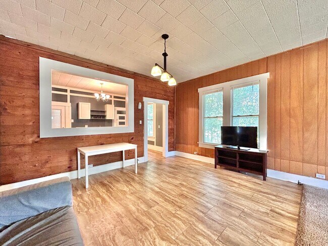 Building Photo - Inviting 2BR/1BA Single-Level Home with Po...