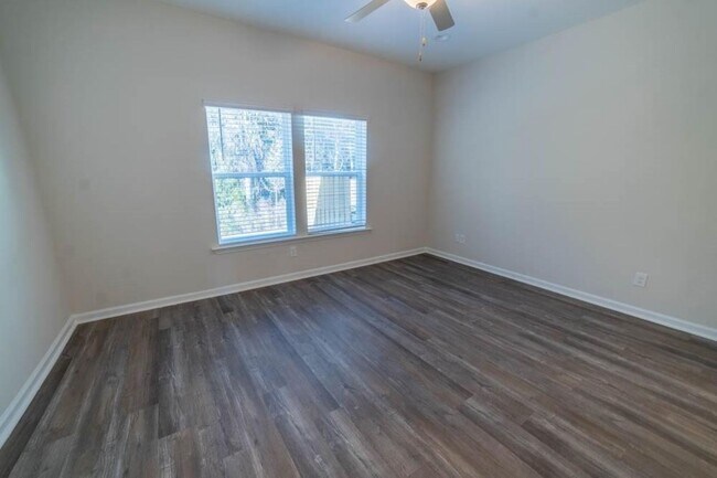 Building Photo - Beautiful 3-Bedroom Townhome in Sought-After Waterways Community
