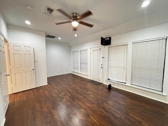 Building Photo - 1205 Olde Towne Dr