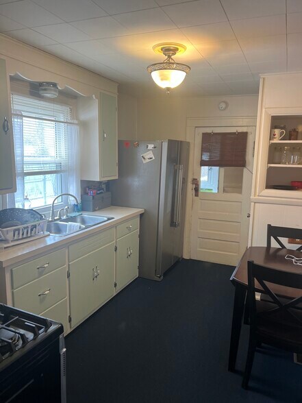 Building Photo - 404 N Harbison Ave