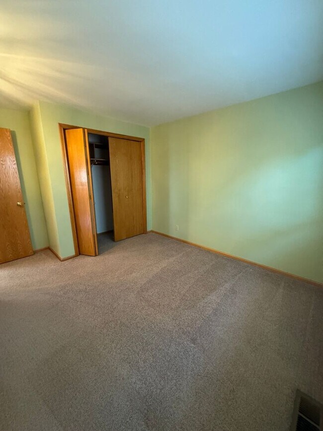 Building Photo - Beautifully landscaped 3 bed/2 bath home in Springfield